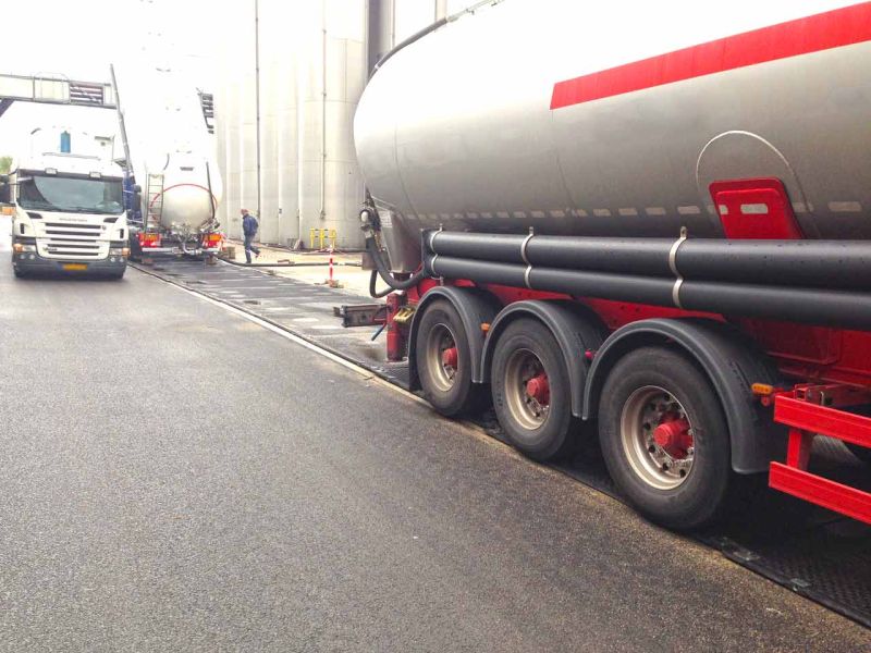 Mobile Fahrstraße zum Schutz einer neuen asphaltierten Fahrfläche