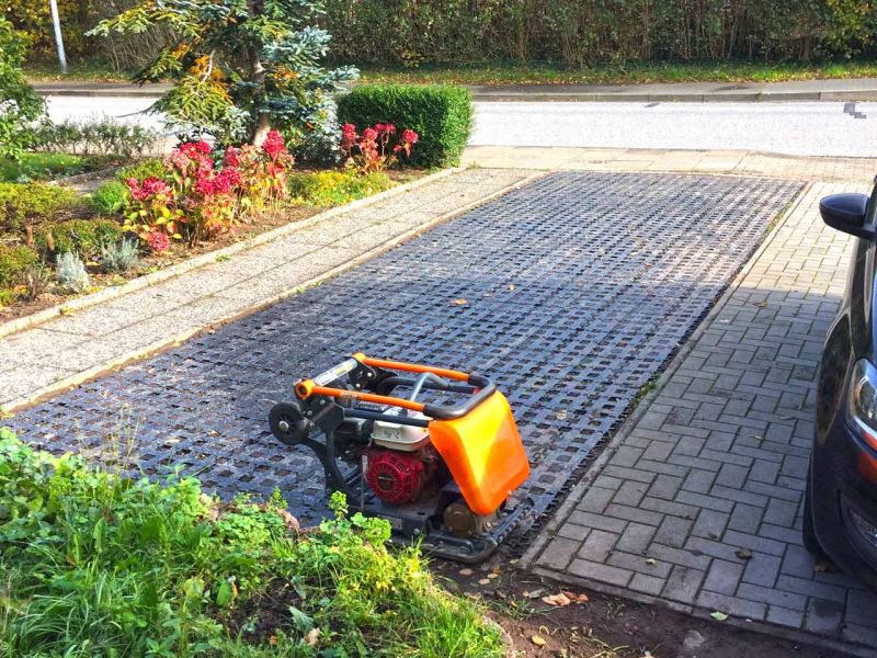 Umwandlung einer Pflanzfläche zu einem PKW Stellplatz aus Rasengittersteinen