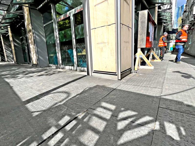 Bodenmatten liegen zum Flächenschutz auf dem Boden einer Baustelle