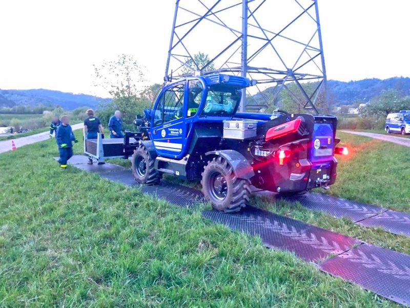 THW Fachgruppe Räumen übt das Herstellen Behelfsmäßiger Fahrwege durch das verlegen von Fahrbahnplatten von Securatek