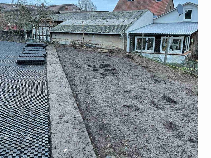 Sind Paddockplatten, die den Boden befestigen und abdecken, eine sinnvolle Lösung gegen das Aufwühlen und Scharren von Hühnern? Kurz und Knapp...