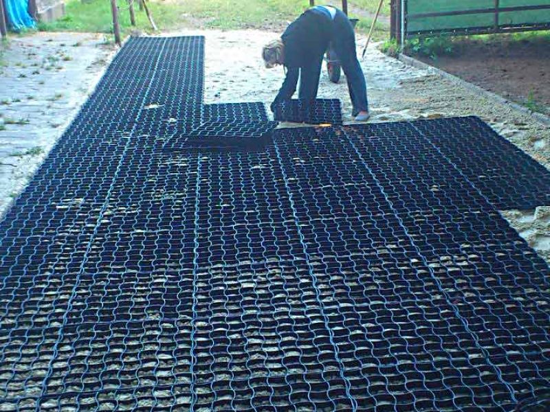 Verlegung des Bodengitter BG30 ohne Unterbau für ein Pferde Paddock / Offenstall