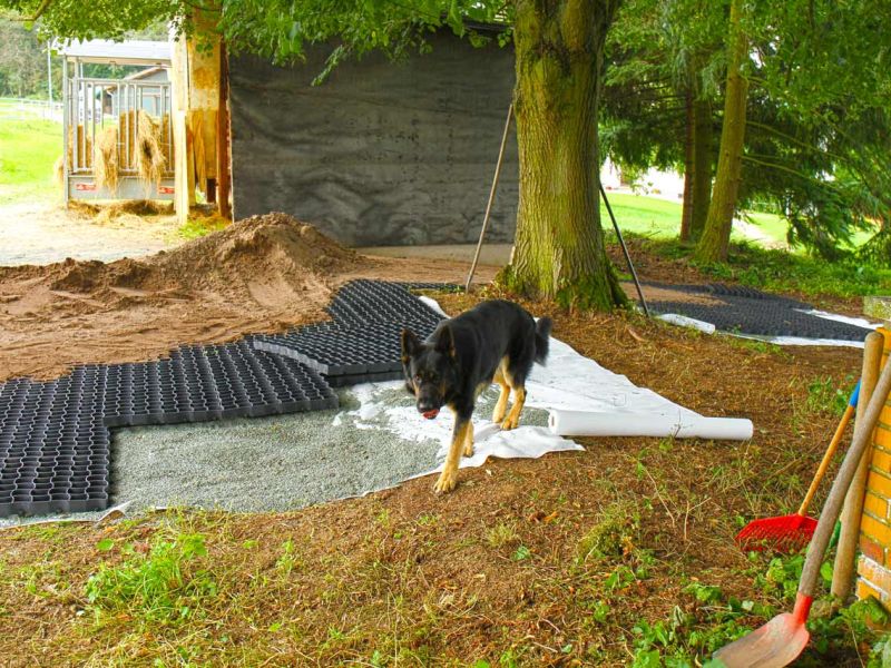 Befestigung des Bodens rund um den Futterplatz für Pferde mit dem Bodengitter BG50