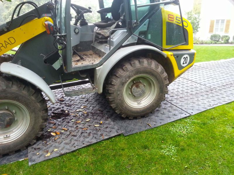 Fahrstraße zum Schutz der Rasenfläche im Galabau