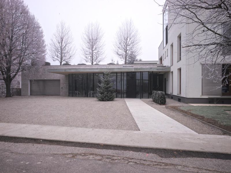 Dekorative und funktionale Umgestaltung des befahrbaren Vorplatz einer Fahrschule mit dem Kiesgitter KG30