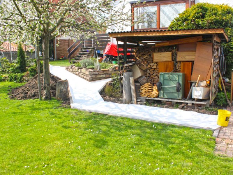 Verlegen von Kieswaben KW50 für einen stabilisierten Kiesweg im Garten