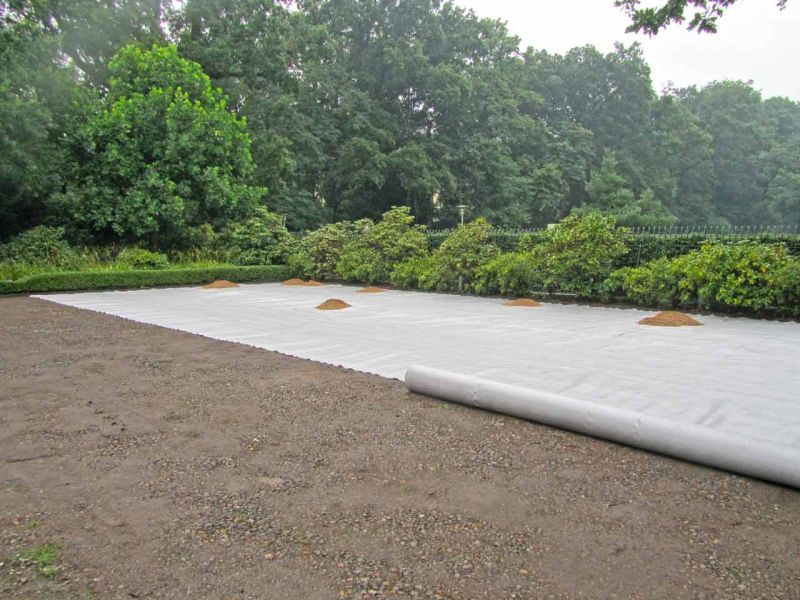 Rasennetz zur Rasenverstärkung eines Rasenparkplatz aus Rollrasen