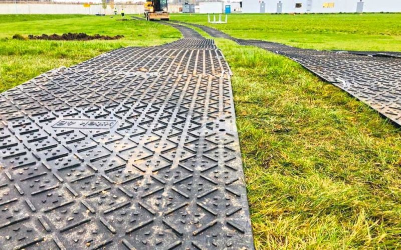 x:tek Hochleistungs Fahrplatten aus Kunststoff als Fahrbahnplatten bzw. Überfahrplatten als Rasenschutz bzw Flächenschutz für den Baustellenverkehr auf einer Wiese