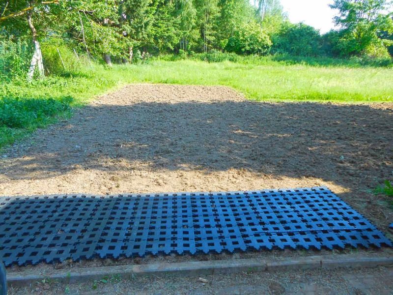 Befestigung einer Rasenfläche als Stellplatz für PKW-Anhänger mit dem Rasengitterstein RGS35