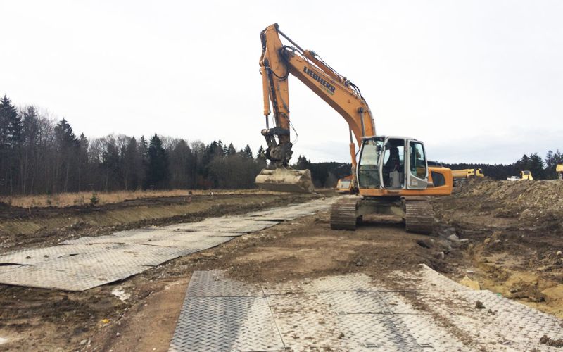 Mobile Baustrasse als Zufahrtslösung für LKW und Bagger im Straßenbau und Verkehrswegebau