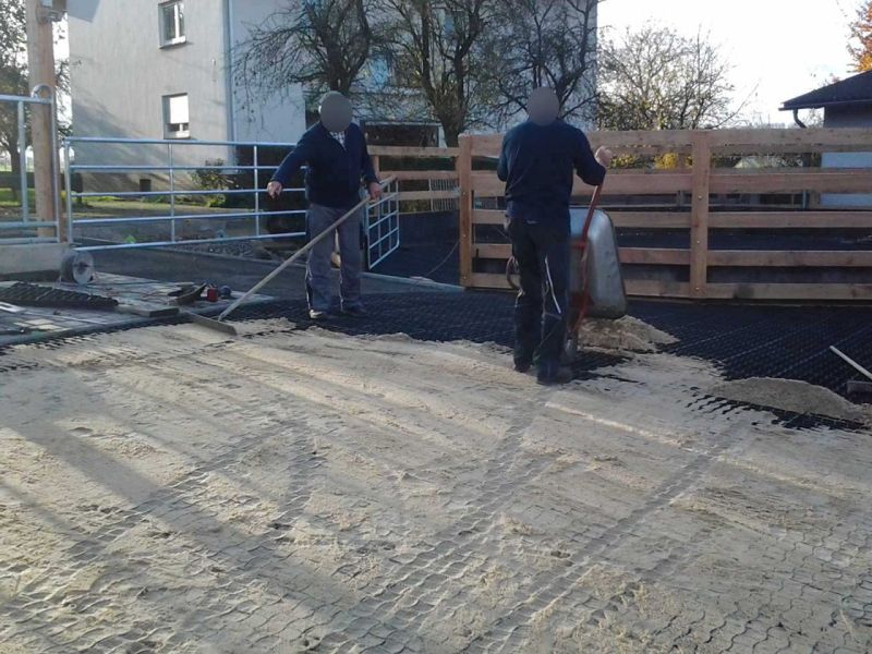 Bodengitter BG50 zur trittfesten Bodenbefestigung eines Roundpen / Führanlage
