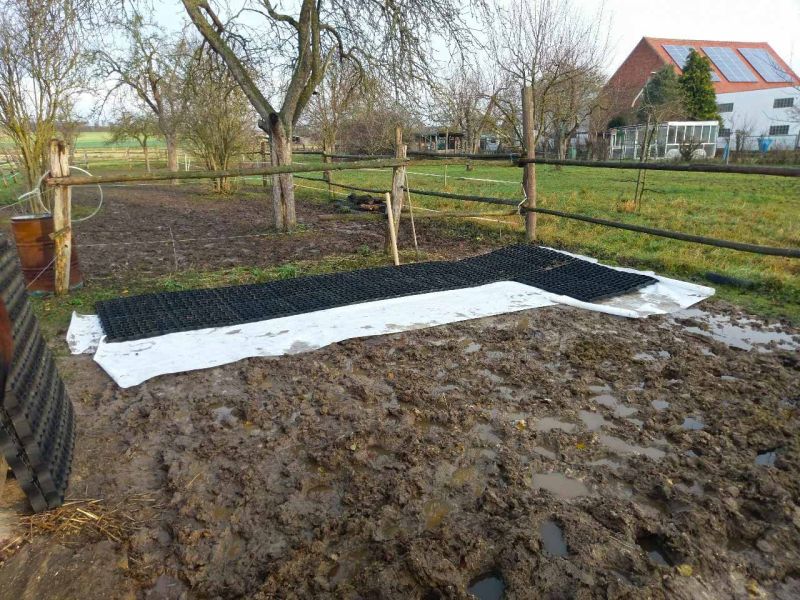 Matsch & Schlamm Ade. Das Paddock versinkt im Matsch, Pferde stehen im Schlamm. Das muss nicht sein, Bodengitter und Trennvlies von Securatek lösen das Problem!