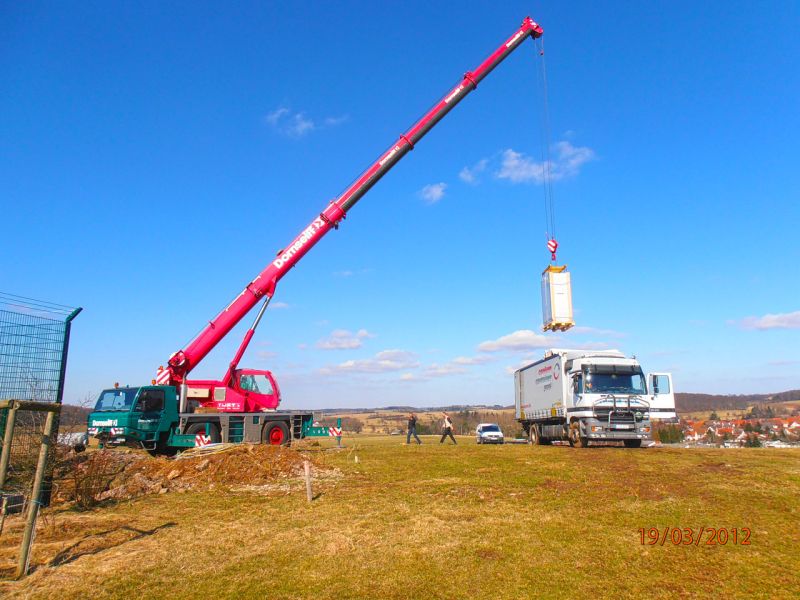 LKW und Teleskopkran bei Modultransport, Bodenschutzplatten verhindern Bodenschäden