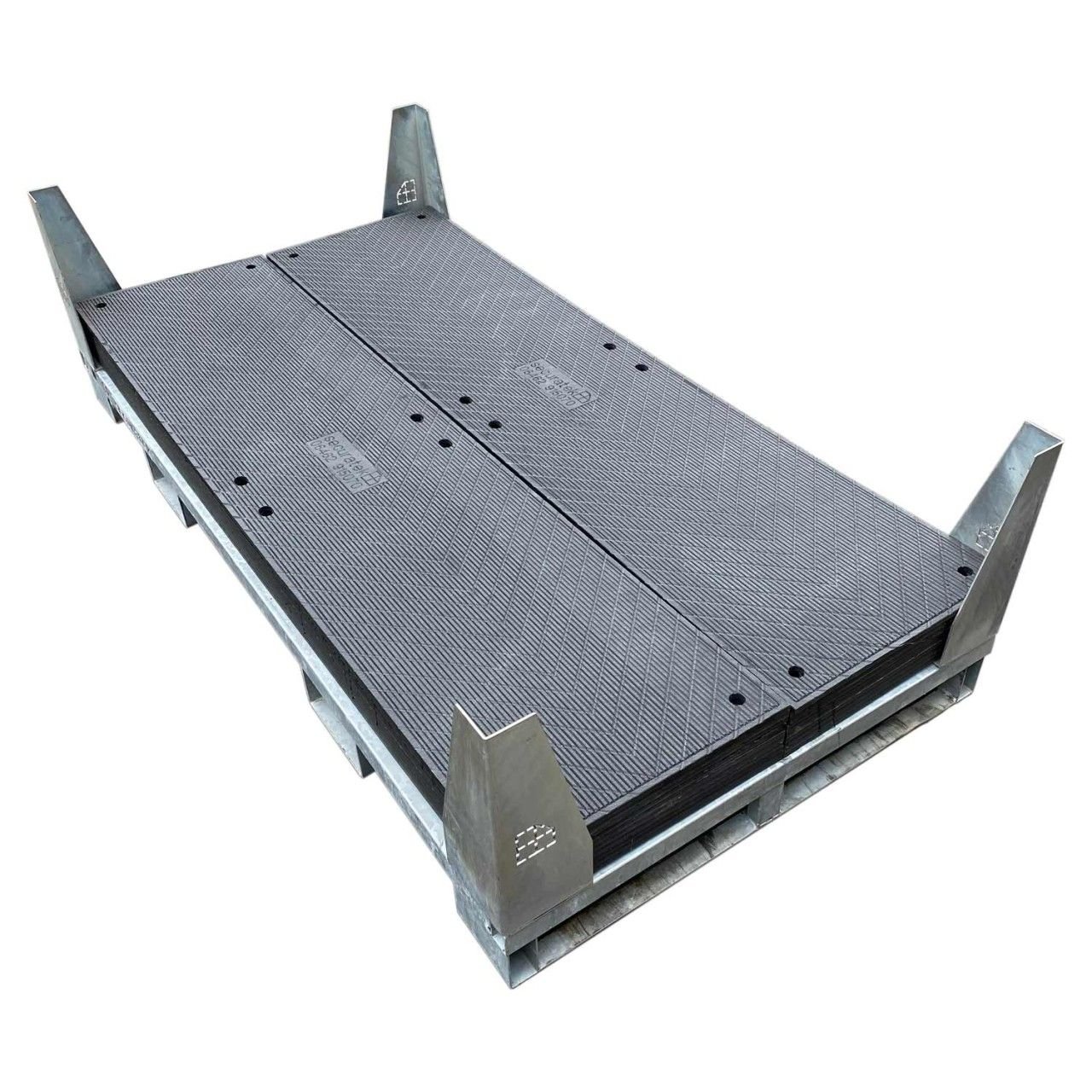 v:tek TRACK · Fahrplatten Set · 20 Fahrplatten a 1,00 m² = 20,00 m² / 40,00 lfm, inkl. Stahlpalette & Eckwinkel. Verbinder & Koffer optional als Zubehör erhältlich.