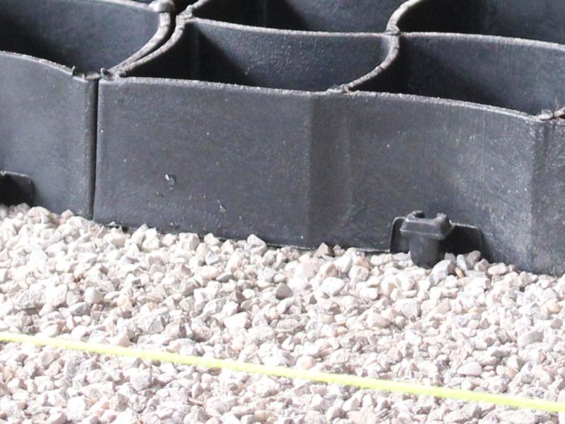 Herstellung eines Steinteppich im Carport mit dem Bodengitter BG50