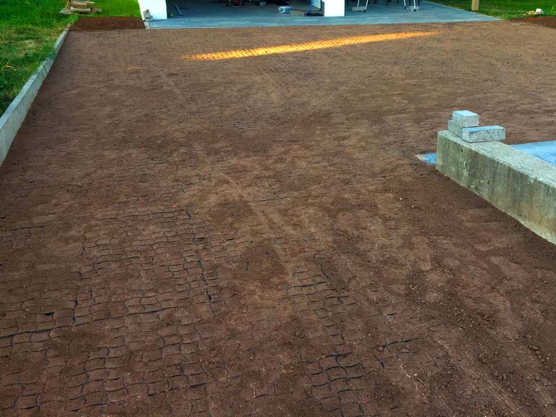 Begrünte Hofeinfahrt & Wohnwagen Stellplatz mit dem Bodengitter BG50 stabilisieren