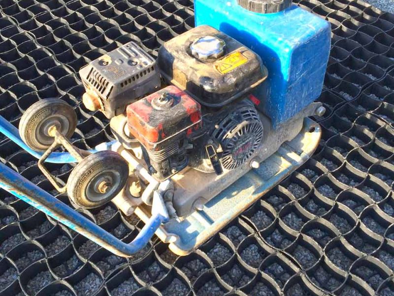 Verlegung von Paddockplatten für ein Paddock für Island-Pferde