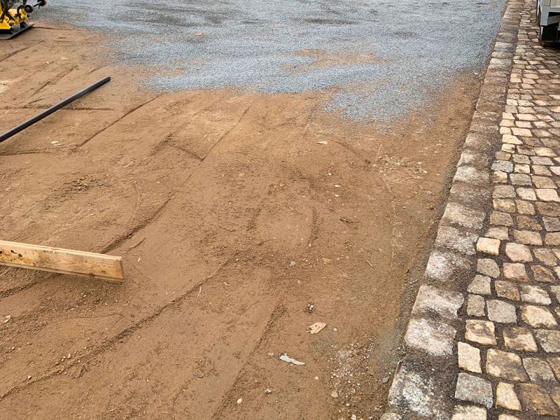 Effektvoller PKW-Abstellplatz im Vorgarten mit dem Kiesgitter KG30