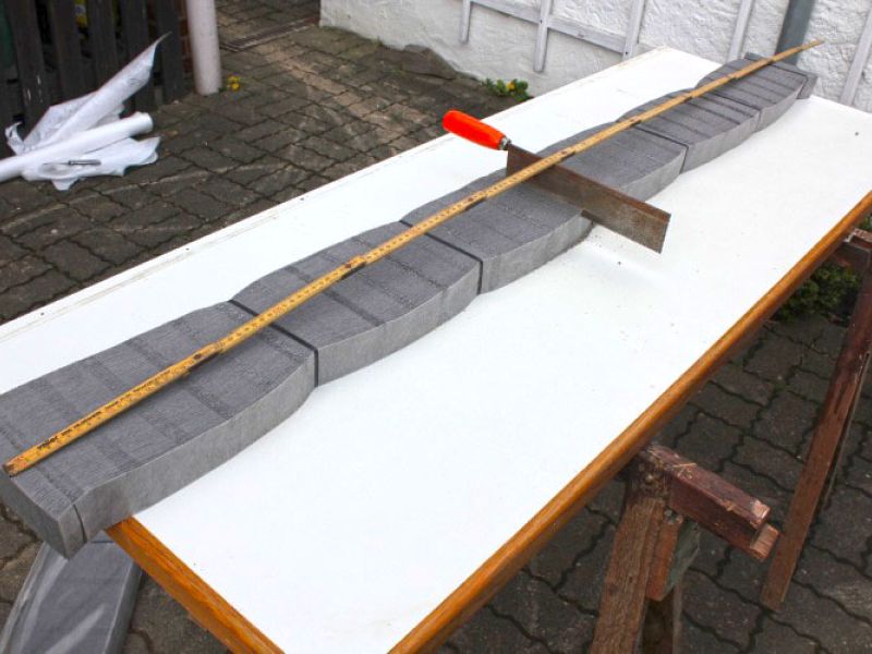 Verlegen von Kieswaben KW50 für einen stabilisierten Kiesweg im Garten