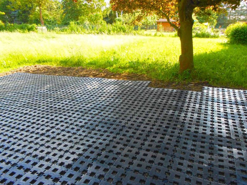 Befestigung einer Rasenfläche als Stellplatz für PKW-Anhänger mit dem Rasengitterstein RGS35