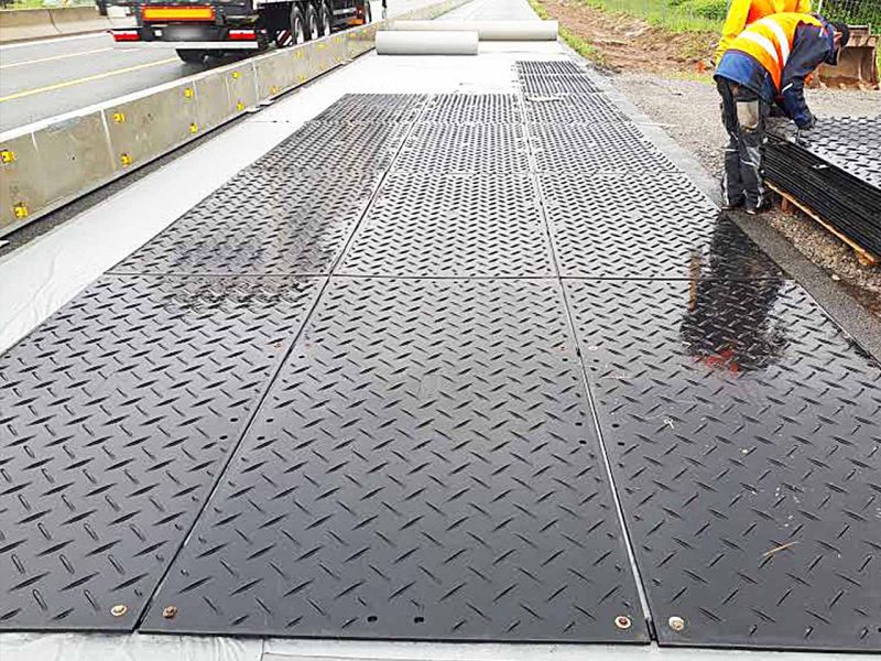Ein temporärer Pannenstreifen aus Bodenschutzplatten an einer Autobahn