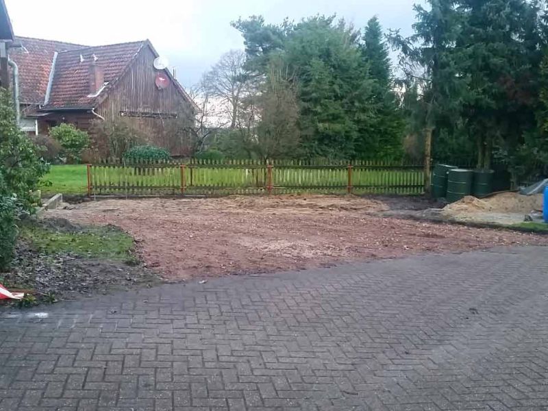 Bodengitter zur begrünten Hoferweiterung einer Traktor befahrbaren Rasenfläche