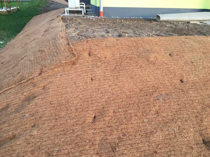Leichtes Gefälle stabilisieren und vor Erosion schützen mit der Böschungsmatte Kokos BMK350
