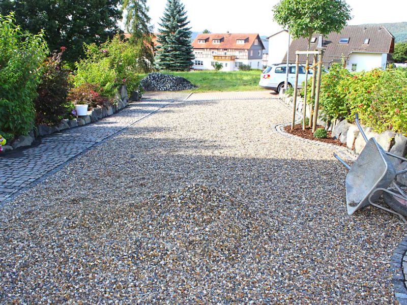 Kiestabilisierung eines neu angelegten Hof und Einfahrt mit dem Kiesgitter KG30