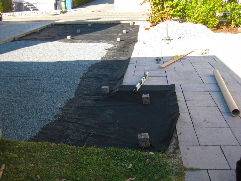 Umgestaltung einer Rasenfläche in eine befestigte und befahrbare Hof- und Gartenzufahrt mit der Kiesmatte KM30