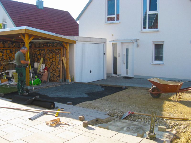 Umgestaltung einer Rasenfläche in eine befestigte und befahrbare Hof- und Gartenzufahrt mit der Kiesmatte KM30
