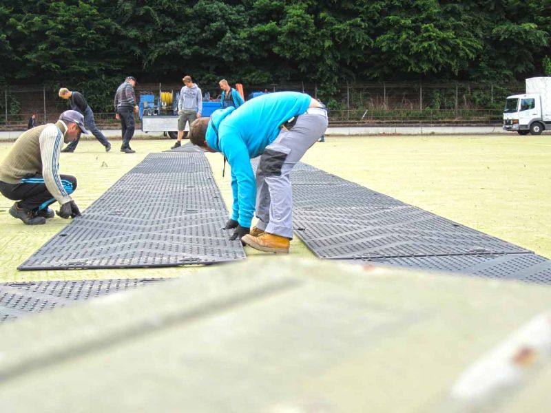Fahrplatten zum Schutz eines Kunstrasen-Fussballplatz