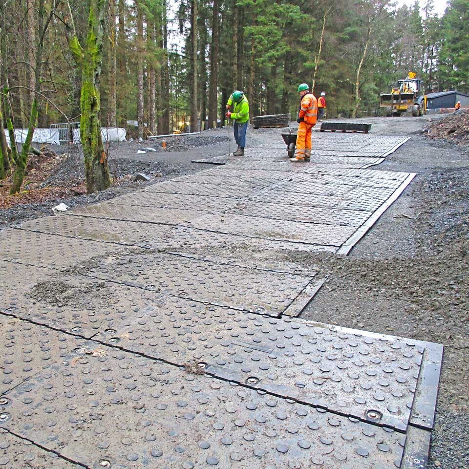 MaxiTrack · 1800 x 900 mm · 40 kg leicht · bis zu 130 t belastbar · Overlapping-Verbund-System · Beidseitig Profiliert · Einsetzbar als Mobile Baustrasse, Fahrstrasse & Plattform
