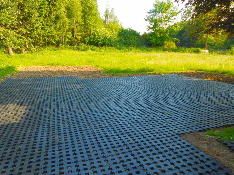 Befestigung einer Rasenfläche als Stellplatz für PKW-Anhänger mit dem Rasengitterstein RGS35