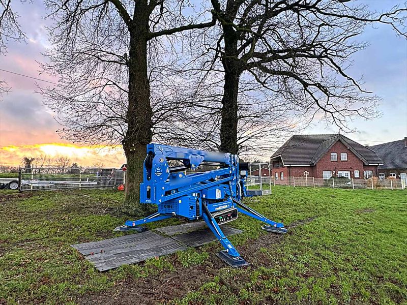 Bei der Baumpflege schützen Abstützplatten und Fahrplatten den Boden unter einer Arbeitsbühne