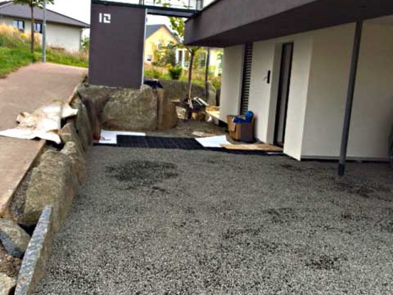 Verlegen des Bodengitter BG30 im Hof und Eingangsbereich eines Neubau