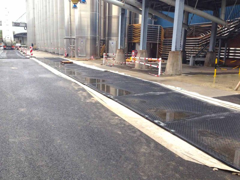 Mobile Fahrstraße zum Schutz einer neuen asphaltierten Fahrfläche