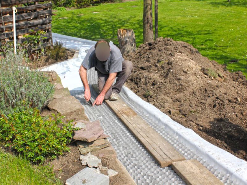 Verlegen von Kieswaben KW50 für einen stabilisierten Kiesweg im Garten