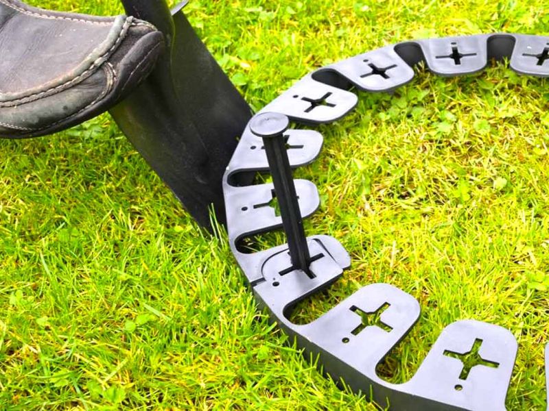 Randeinfassung aus Kunststoff als Rasenkante bzw. Beetkante für Pflanzflächen