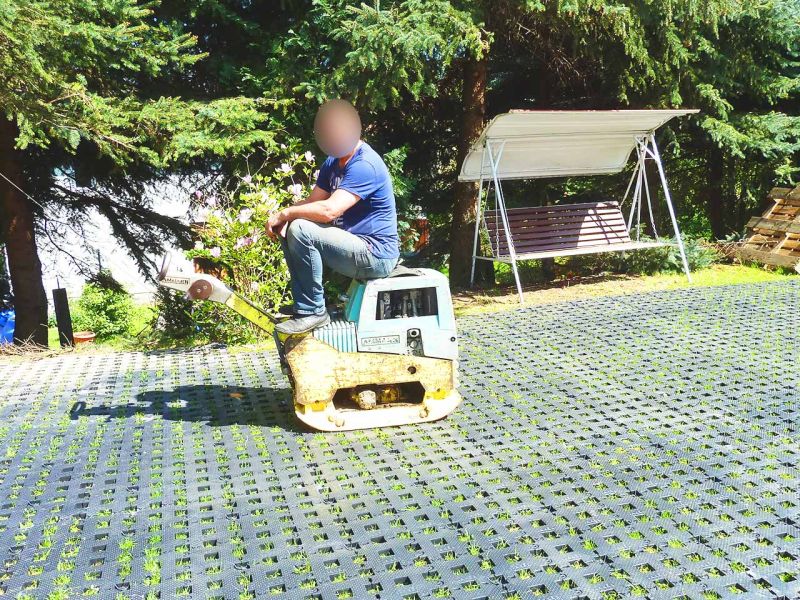 Befestigter Stellplatz für Wohnmobil, Traktor und Geräte mit dem Rasengitterstein RGS35 herstellen