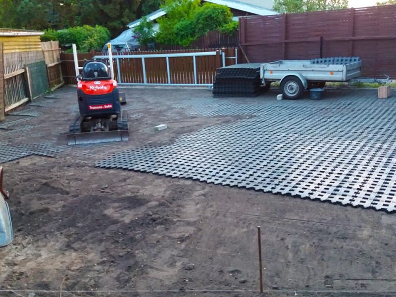 Sie möchten eine schöne & befestigte Rasenfläche als Stellplatz für ihr Wohnmobil? Kein Problem mit dem Rasengitterstein RGS35 aus Kunststoff von securatek!