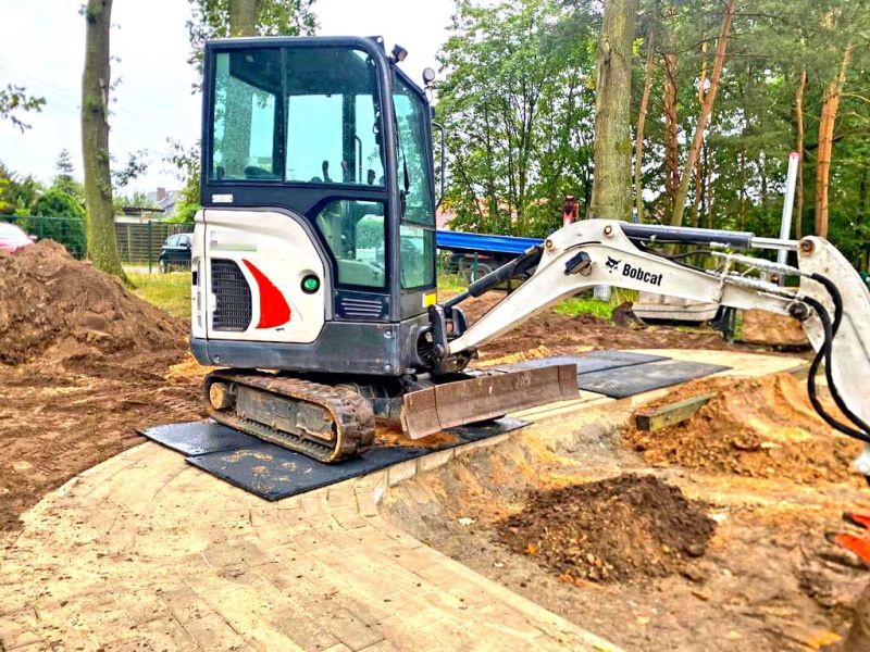 Fahrplatten als Pflasterschutz bei der Neuanlage eines Sandkasten & Bobbycarstrecke im Kindergarten Heemsen