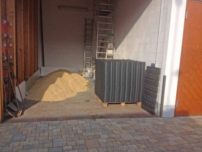 Befestigung einer Kiesfläche als Stellplatz für Auto und Anhänger mit dem Bodengitter BG50