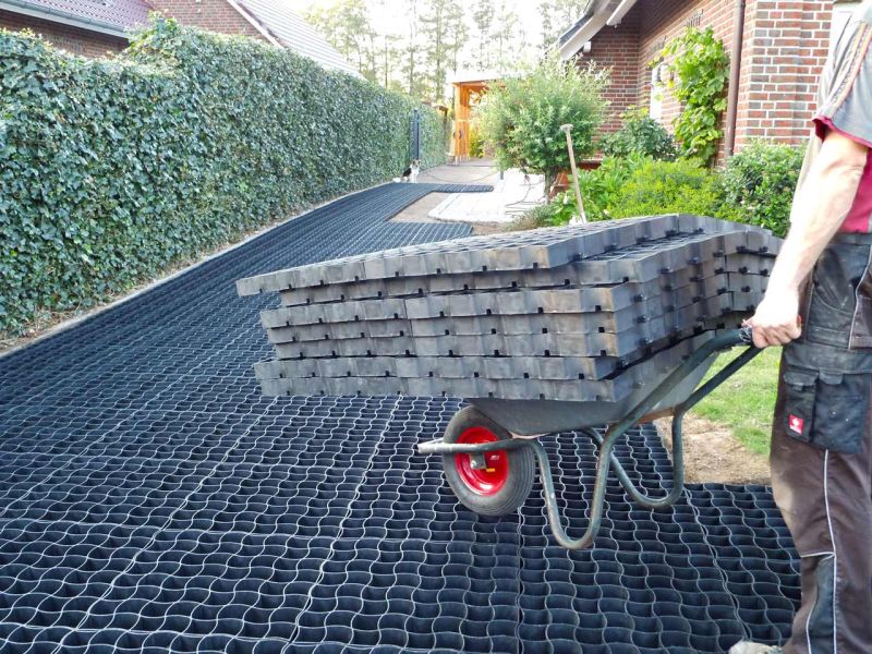 Bodenbefestigung einer begrünten Carport-Zufahrt mit dem Bodengitter BG50