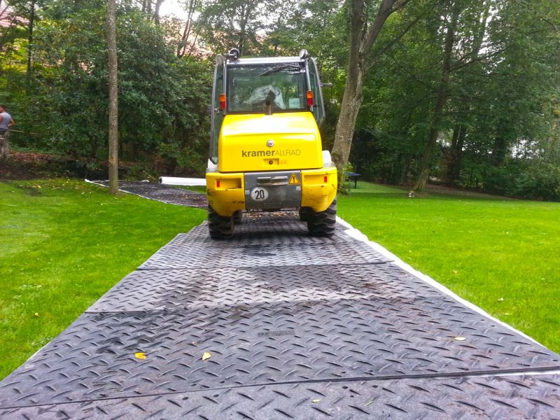 Fahrstraße zum Schutz der Rasenfläche im Galabau