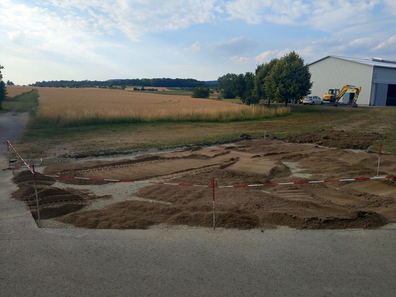 Immer auf der Höhe – Bodengitter BG50 zur Befestigung zweier Rasenflächen vor einer Flugzeughalle