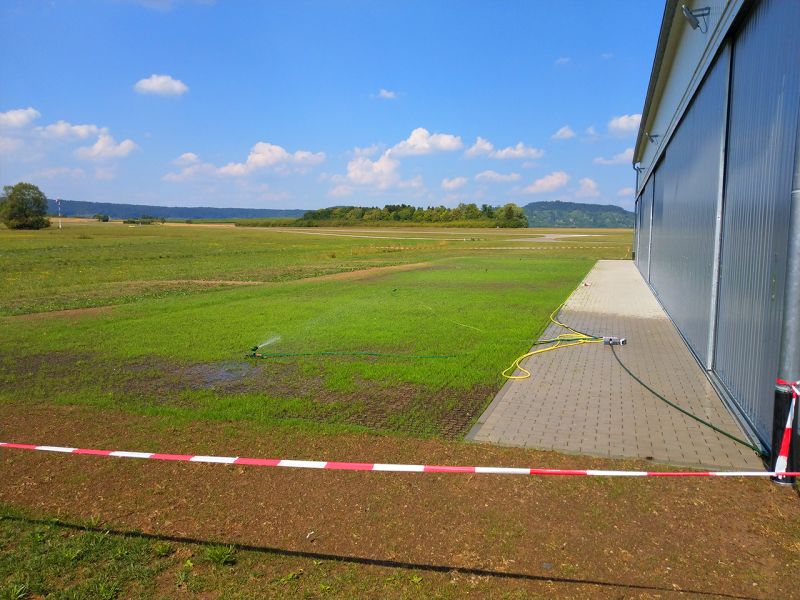 Immer auf der Höhe – Bodengitter BG50 zur Befestigung zweier Rasenflächen vor einer Flugzeughalle