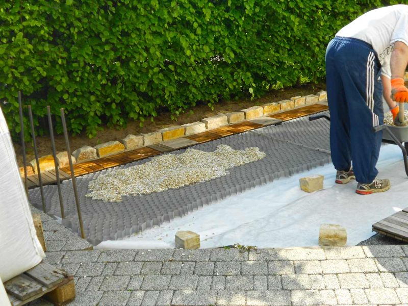 Anlegen einer stabilisierten Hof und PKW Stellfläche mit den Kieswaben KW50