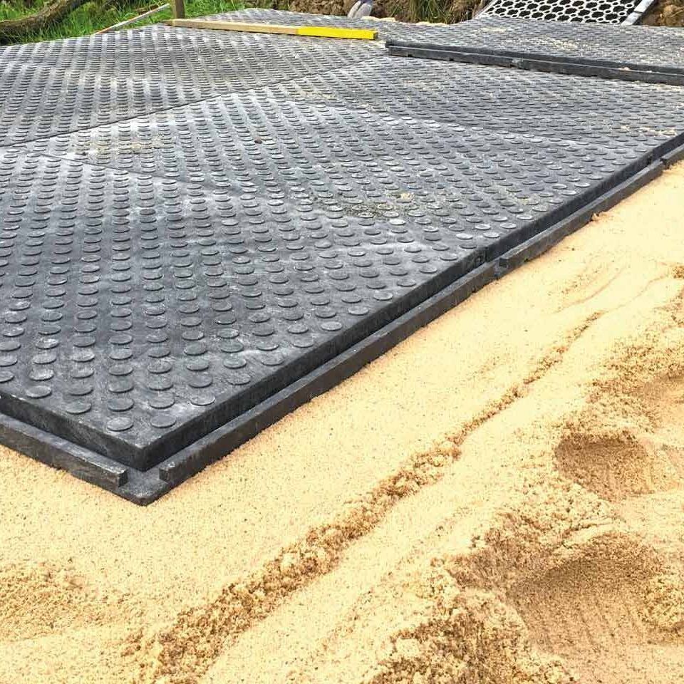 FastFloor Bodenmatten auf sandigem Untergrund verlegt.