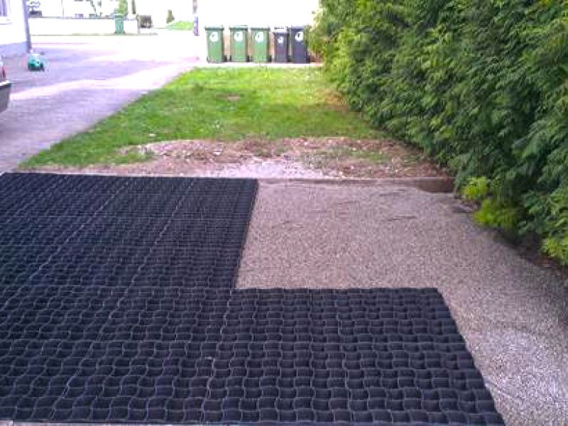 Umgestaltung einer Rasenfläche als zusätzlicher PKW Parkplatz mit dem Bodengitter BG50