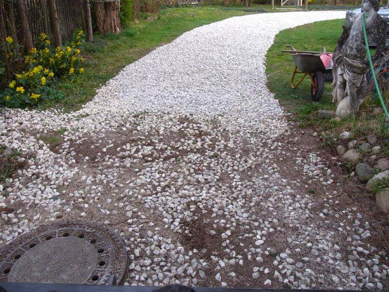 Befestigung eines Gartenweg ohne Unterbau mit Bodengitter BG50